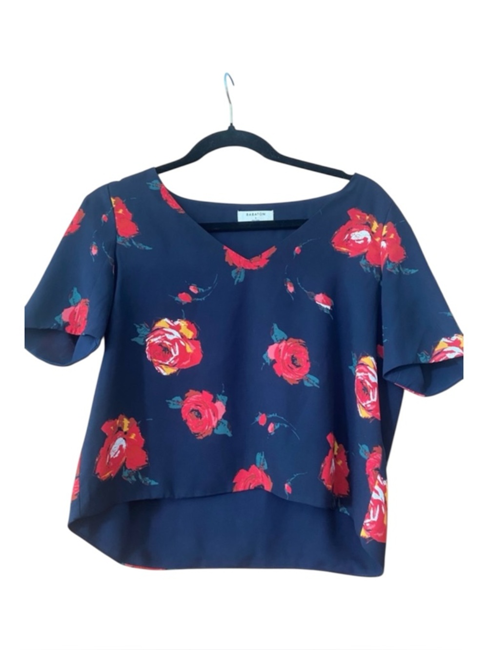 Babaton Aritzia Floral Blouse Navy Red Roses V-Neck Short Sleeve Top Size Small